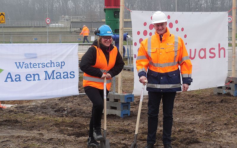 Last January 25, Pavlina Nanou (TORWASH b.v.) and Paul Bos (Waterschap Aa en Maas) fired the starting shot for the construction of the TORWASH demonstration plant at the RWZI Land van Cuijk by symbolically digging the first hole for the foundation. 